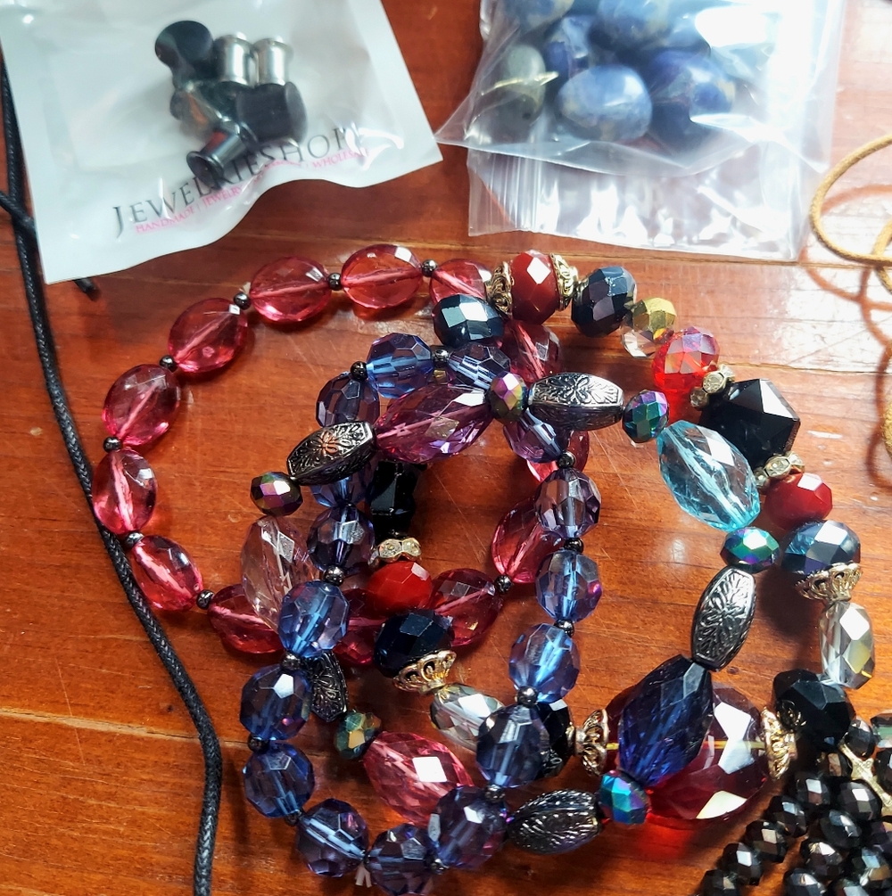 Mixed Jewelry Lot- Necklaces Bracelets Charms And More - Picture 4 of 7